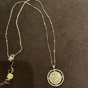 pendant necklace with rhinestones and detailed chain